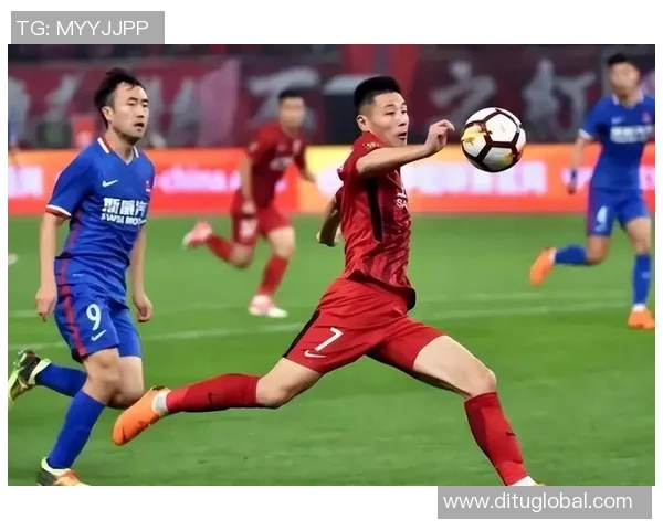 夹包的足球明星如何在赛场上展现独特风采与个人魅力